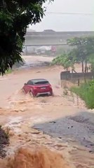 Casal e bebê de 1 ano morrem após carro ser levado por enxurrada