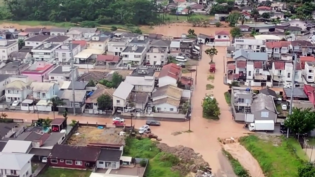 Novas imagens mostram bairro de Palhoça com ruas alagadas após mais de 137 mm em 12 horas