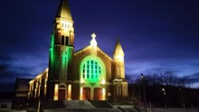 L'église de Nouvelle est éclairée de faisceaux lumineux