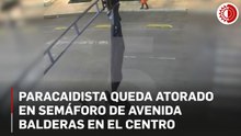 Paracaidista queda atorado en semáforo de avenida Balderas en el Centro