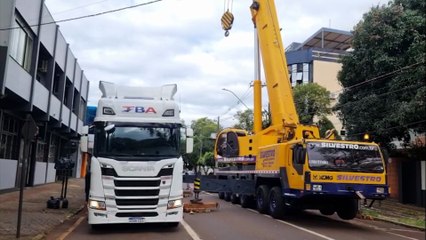 Carreta levando contêiner bloqueia Rua Paraná, no Centro de Cascavel