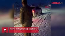 Muş’ta 5 araç mahsur kalmıştı! 13 kişi kurtarıldı