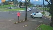 Câmera mostra acidente que deixou motociclista ferido no Trevo da Portal