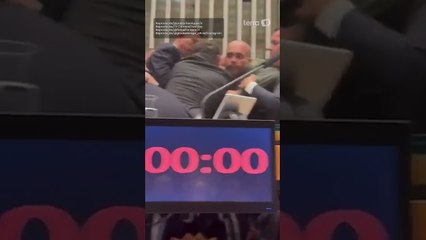 Deputado Glauber Braga ocupa cadeira da presidência da Câmara e é retirado à força #shorts