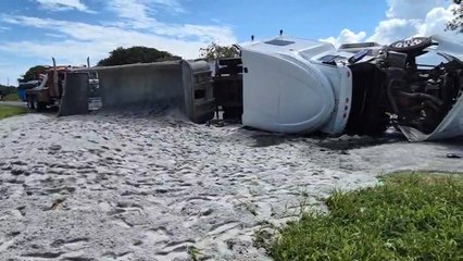 Camión cargado de arena se vuelca en la vía Interamericana y provoca fuerte congestión vial