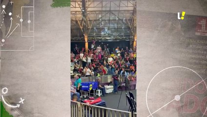 Torcida grita o nome de Tifanny antes da estreia do Osasco no Mundial de Vôlei