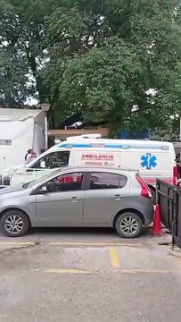 Larga fila de ambulancias en la guardia del hospital San Bernardo
