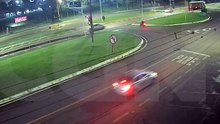 Alerta de imprudência no trânsito: Motociclista atravessa o Trevo da Portal na contramão