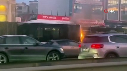 Küçükçekmece Florya durağında korkutan metrobüs yangını!