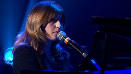 Marine chante "Fille ordinaire" dans "Le Très Grand Studio RTL"