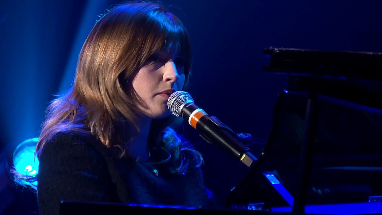 Marine chante "Fille ordinaire" dans "Le Très Grand Studio RTL"