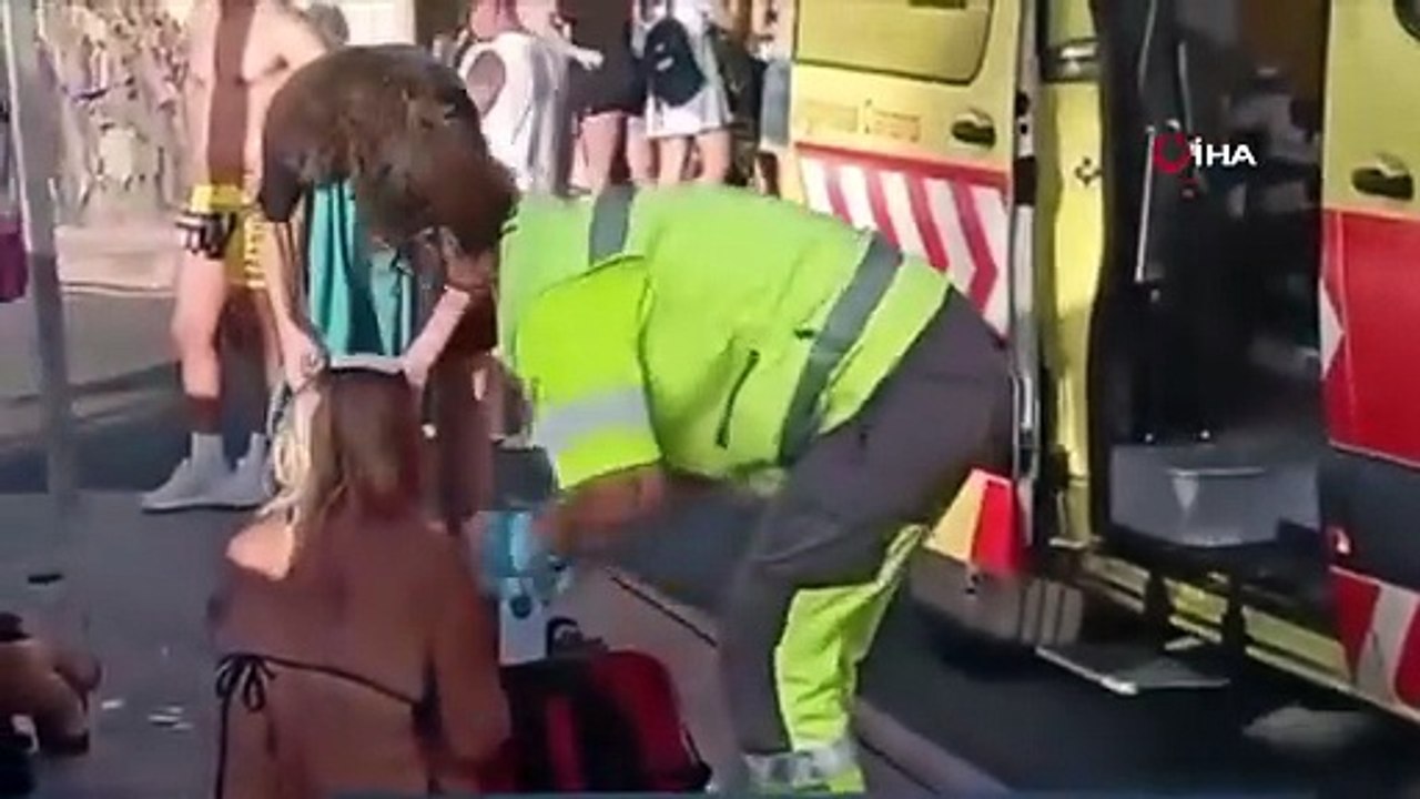 Dev dalgalar doğal havuzu vurdu: Çok sayıda kişi dalgalar arasında can verdi!