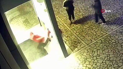 4 Çocuk elini kolunu sallaya sallaya beğendikleri motosikletleri galeriden çaldı