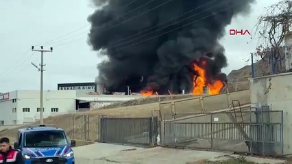 Kimya fabrikasında büyük yangın: Patlama sesleri yükseldi