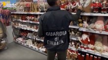 Sequestrate 110mila decorazioni natalizie non conformi: il video dell'operazione delle fiamme gialle tra Pesaro e Urbino
