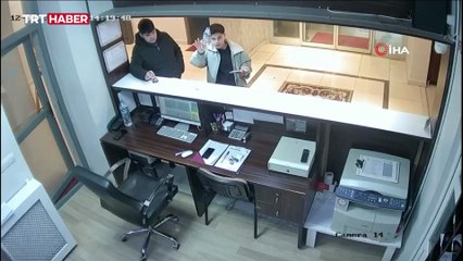 Öğrencilerden örnek davranış: Su aldılar, parasını kameraya gösterip bıraktılar