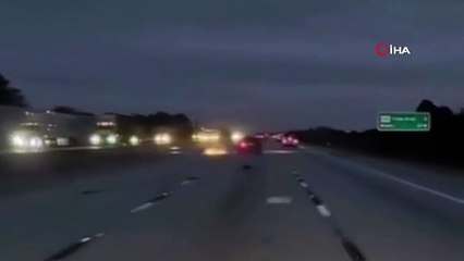 Otoyola acil iniş yapmaya çalışan uçak bir otomobile çarptı!