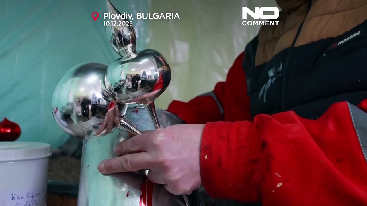 Bulgaristan'da engelli sanatçıların yaptığı cam süsler gönülleri fethediyor