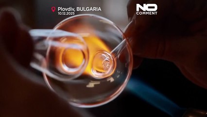 Bulgária: enfeites de vidro de artistas com deficiência conquistam corações