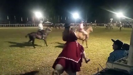 Jineteadas en "pelo rematada" - "A Poncho y Espuelas" - Ruedo del Parque Rivera, Melo 06/12/2025