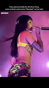 Tyla bringing the heat to Mumbai! She embraced the culture with a bindi and a unique tribute written in her hair. 🔥🇮🇳 #glamsham #tyla #mumbai #india #bindi #water #music #liveperformance {glamsham, tyla, mumbai, india, bindi, water, music, live perfo