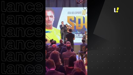 Principal homenageado no 10° Prêmio Sou do Esporte, Falcão assiste à mensagem de Neymar, no vídeo, e recebe o troféus das mãos de sua mãe Reinalma.