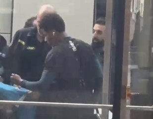 Il Napoli rientra dopo la rifinitura: foto e autografi con i tifosi - IL VIDEO