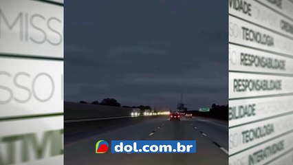 Um pequeno avião acertou em cheio um carro que trafegava na rodovia I-95, na Flórida, nos Estados Unidos