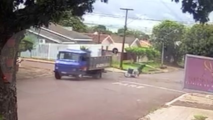 Vídeo mostra colisão entre carro e moto no Bairro Santa Felicidade