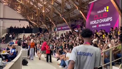 Atletas e torcida no aquecimento para partida entre Praia Clube e Orlando Valkyries.