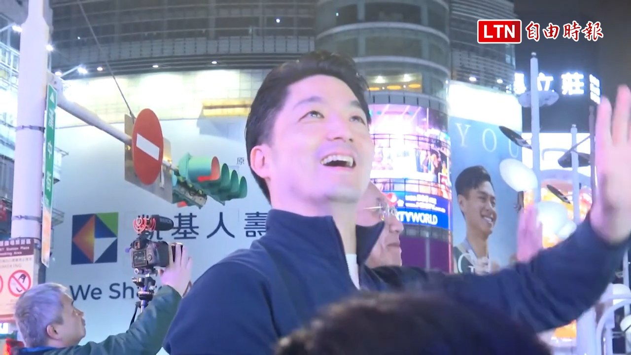 艋舺青山王祭西門町發糖 民眾享受藝閣車「飯撒」熱鬧氛圍