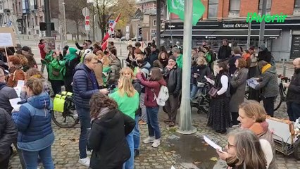 Des enseignants manifestent en compagnie de Saint-Nicolas
