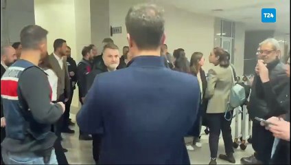 "Uyuşturucu soruşturması"nda gözaltına alınan gazeteci Mehmet Akif Ersoy ve 7 kişi adliyeye getirildi, şüpheli Ufuk Tetik bir gazeteciye vurdu