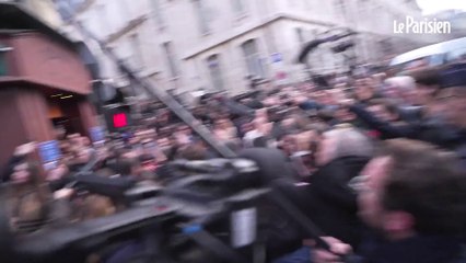 Deux Femen perturbent l'arrivée de Nicolas Sarkozy avant la dédicace de son livre