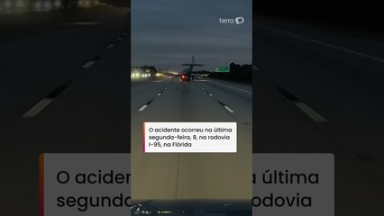 Avião aterrissa em cima de carro em rodovia nos EUA durante pouso de emergência #shorts