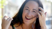 Muere con 55 años la escritora bestseller Sophie Kinsella, autora de la serie 'Shopaholic'