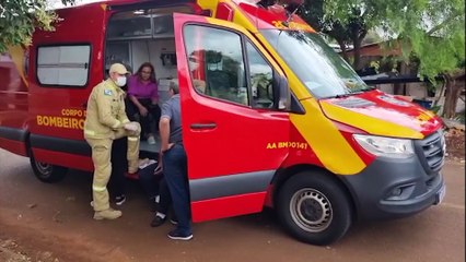 Furgão derruba muro de residência após colisão com Chevrolet Spin no Cascavel Velho