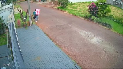 Ladrão arromba janela, invade residência e foge em direção à BR-467 em Cascavel