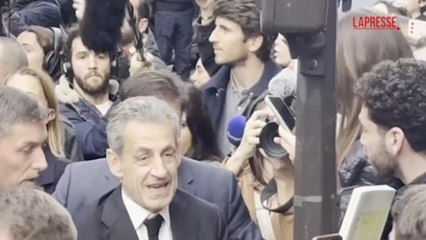 Sarkozy presenta 'Diario di un detenuto' a Parigi, migliaia di sostenitori in fila per il firmacopie