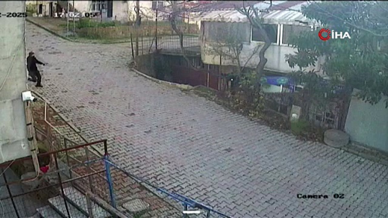 İstanbul'da anne ve çocuklarını darp edip paralarını çalan eli silahlı gaspçı dehşeti kamerada!