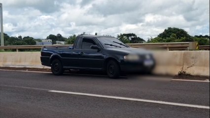 Saveiro bate contra a mureta na PRc-467, em Cascavel