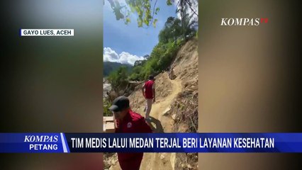 Potret Tenaga Medis Susuri Jalan Rusak & Longsor Demi Layani Korban Banjir di Wilayah Terisolasi