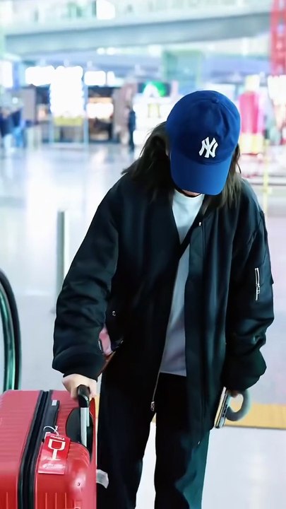 2025.12.10  Triệu Vy trở về Bắc Kinh sau chuyến đi đến Quảng Đông (tổng hợp clips )