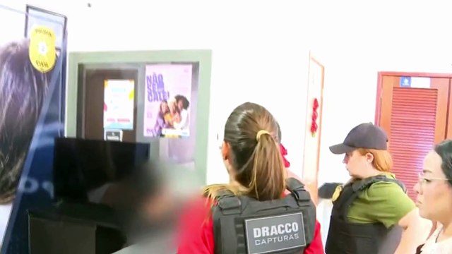 Câmera registra momento em que Babal Guimarães chega algemado em delegacia