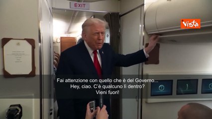 Trump bussa alla porta del bagno sull'Air Force One: "C’è qualcuno lì dentro? Vieni fuori"