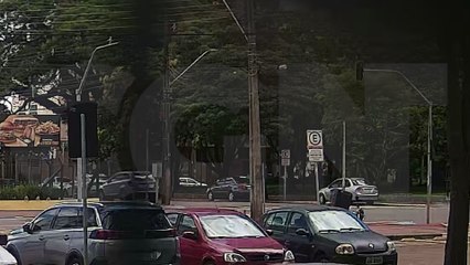 Câmera flagra acidente que deixou motociclista ferido na Avenida Brasil