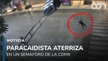 Llueven gringos en la CDMX. Paracaidista aterriza y se atora en un semáforo