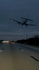 Una avioneta impacta en mitad de la carretera contra un coche por un aterrizaje de emergencia