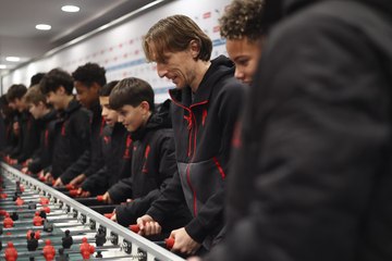 Natale del settore giovanile: Modric gioca a calciobalilla coi ragazzi