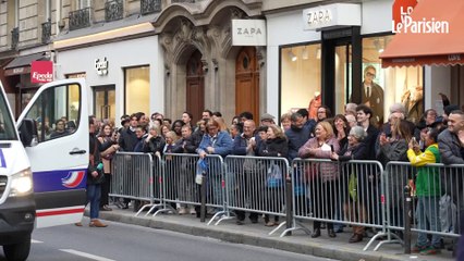 En dédicace, Nicolas Sarkozy accueilli par des centaines de fans... et des Femen